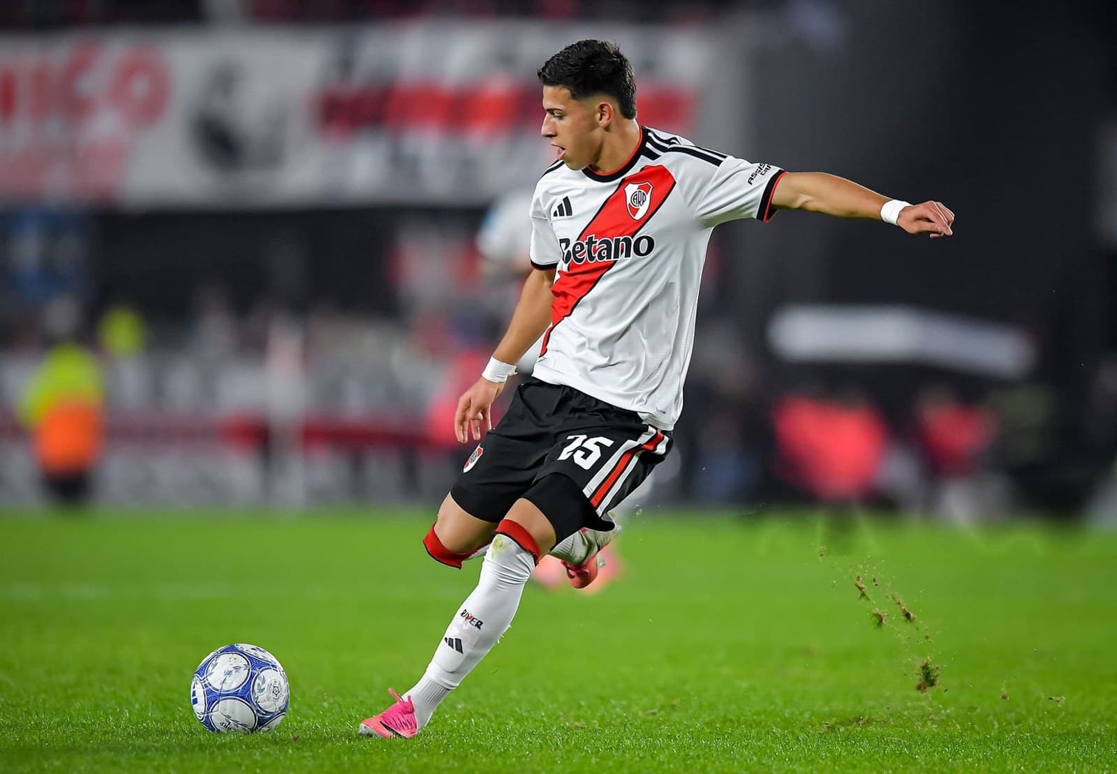 Un jugador de River Plate patea la pelota durante un partido