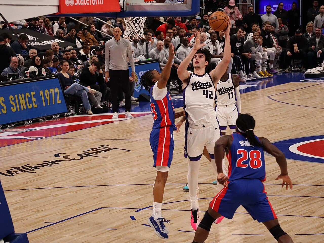 Lesión de rodilla saca por dos semanas a Raynaud de los Kings