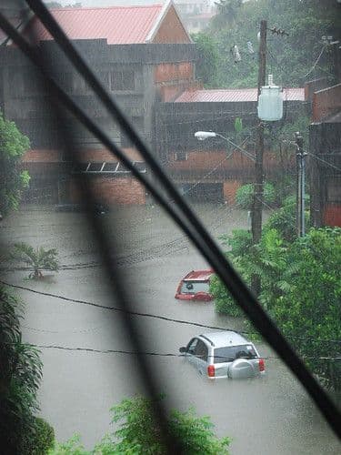 Lluvia intensa desata inundaciones y caos vial en la Calzada Ignacio Zaragoza de la CDMX