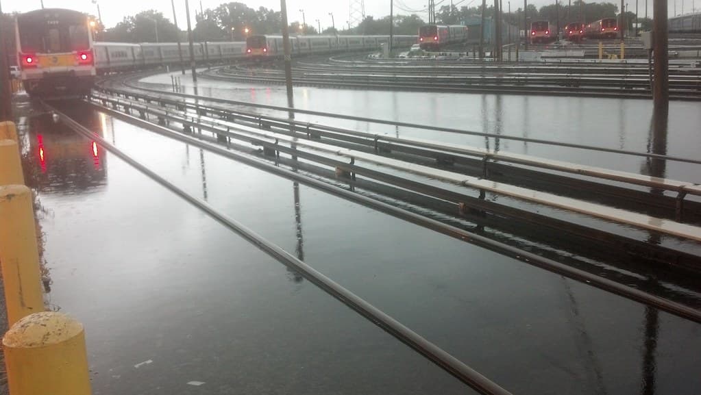 Lluvia intensa desata inundaciones y caos vial en la Calzada Ignacio Zaragoza de la CDMX