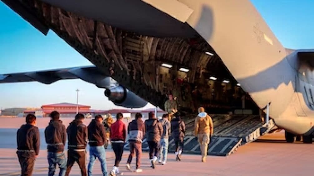 México negó el acceso a un avión militar estadounidense que trasladaba migrantes deportados