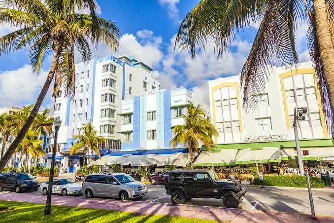 Edificios art déco y palmeras en Ocean Drive, Miami Beach