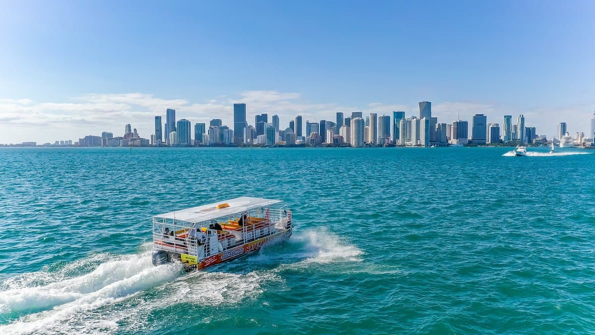 Taxi acuático navegando frente al skyline de Miami