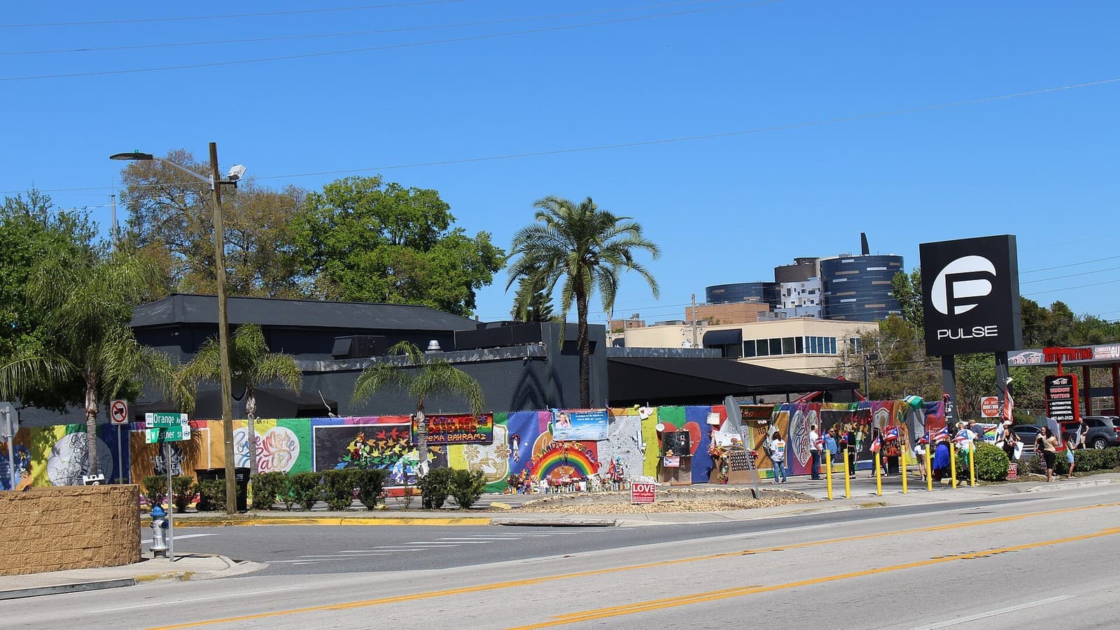El exterior de la discoteca Pulse, en Orlando, con murales y ofrendas en 2017