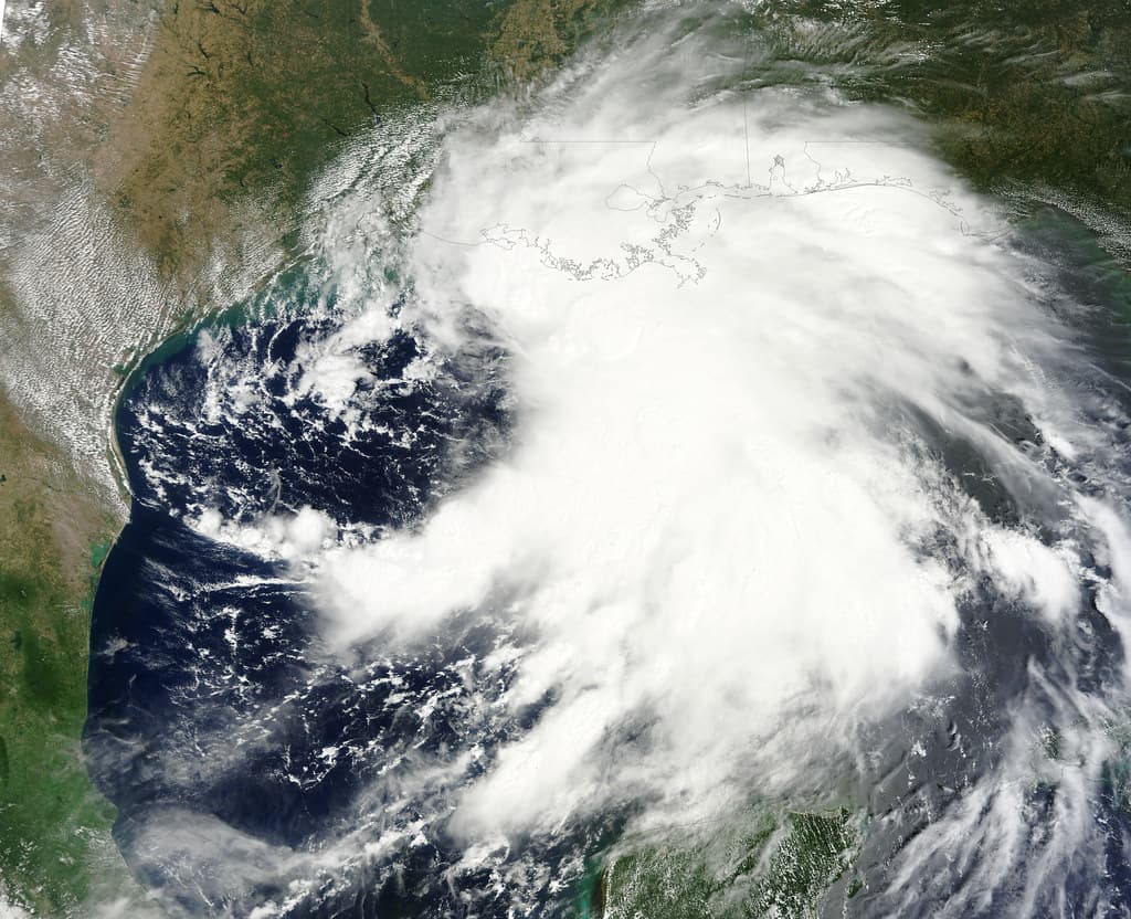 Primer frente frío del otoño y el huracán Rachel desatan lluvias intensas en gran parte de México