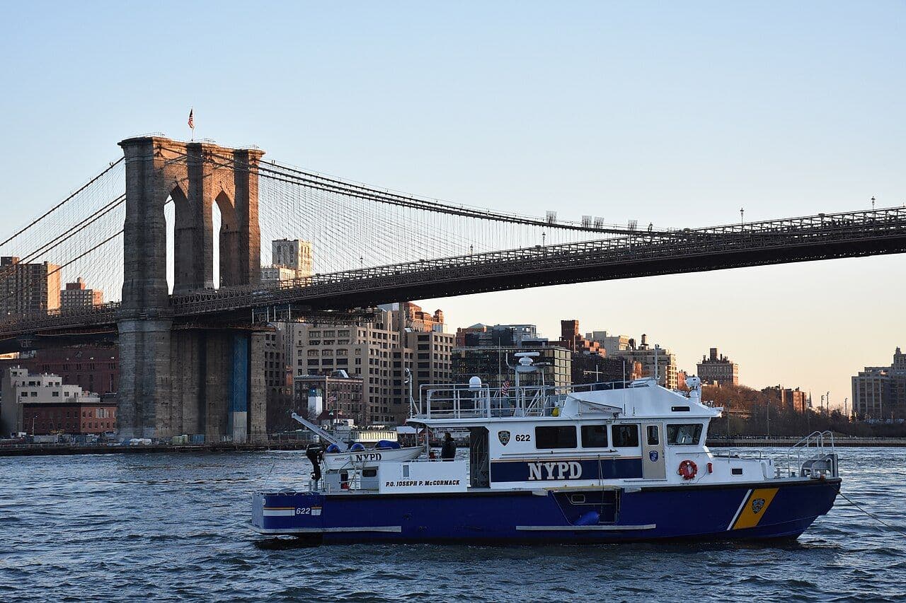 Queens en vilo: un tiroteo y un ataque mortal en horas seguidas obligan al NYPD a reforzar la vigilancia nocturna