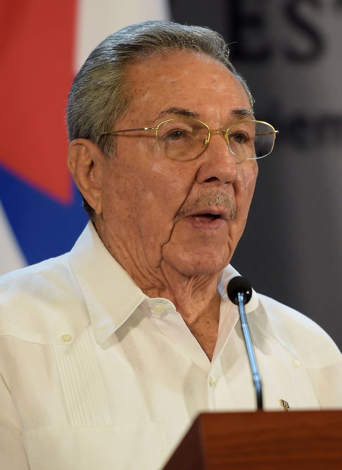 Raúl Castro reaparece en público en Cuba y despeja rumores sobre su salud