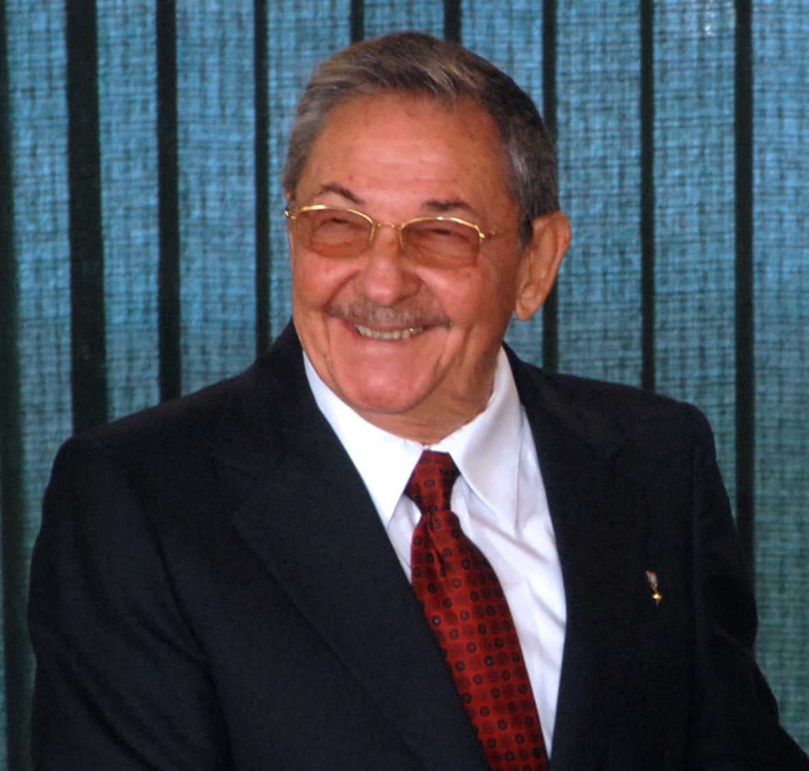 Raúl Castro reaparece en un acto militar en Cuba y disipa rumores sobre su salud