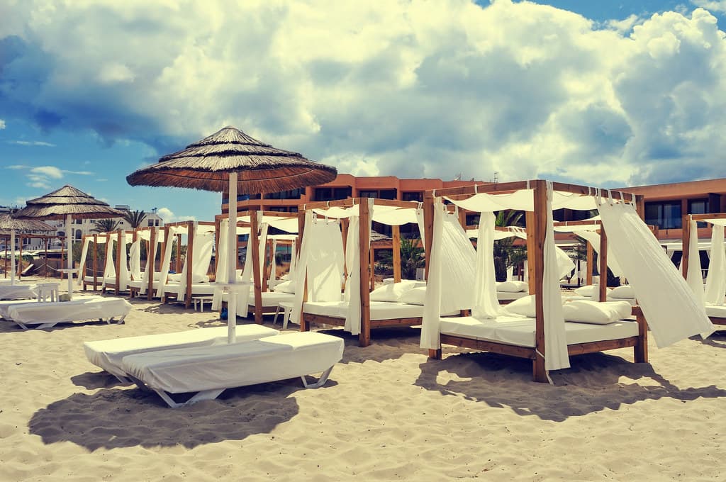 South Beach suma un nuevo club de playa con estética mediterránea
