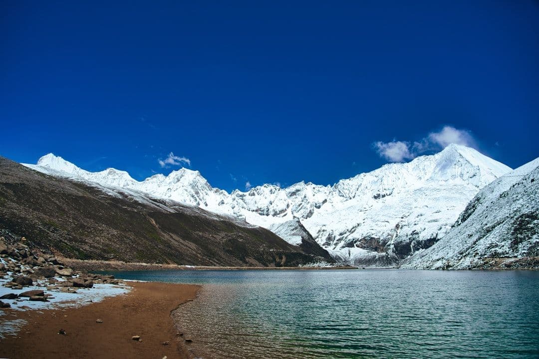 Tragedia sin identidad: la fosa común que dejó el alud del Himalaya