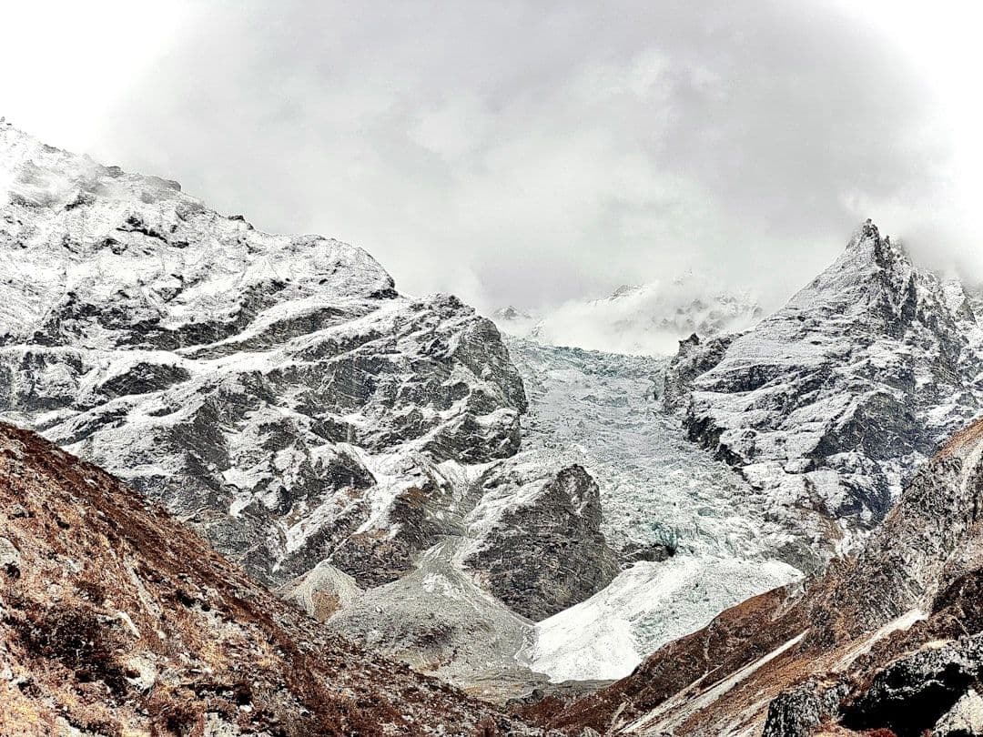 Tragedia sin identidad: la fosa común que dejó el alud del Himalaya