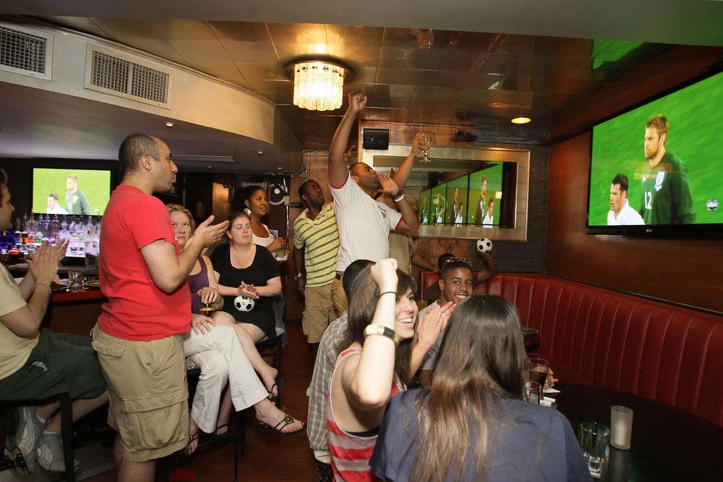 Un bar de Miami convierte Flagler Street en la fiesta callejera del Mundial