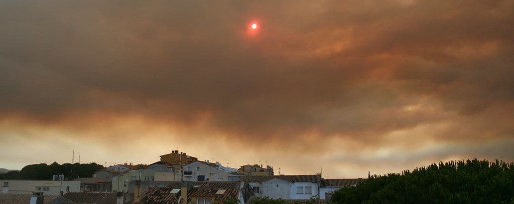 Un incendio forestal en Benahavís obliga a confinar a 9.500 vecinos en la Costa del Sol