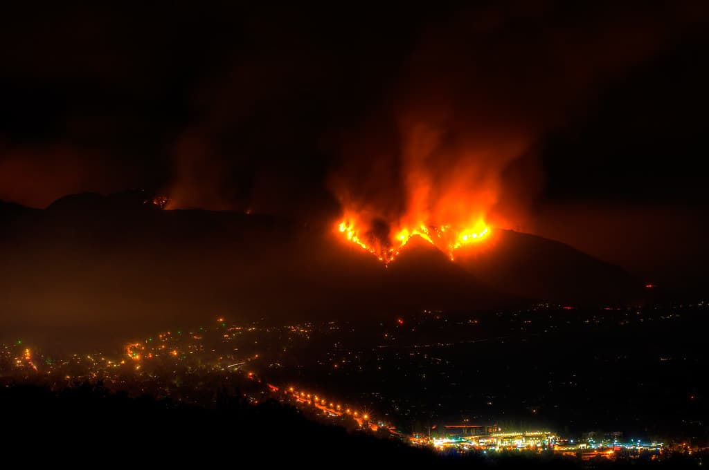 Un incendio forestal en Benahavís obliga a confinar a 9.500 vecinos en la Costa del Sol