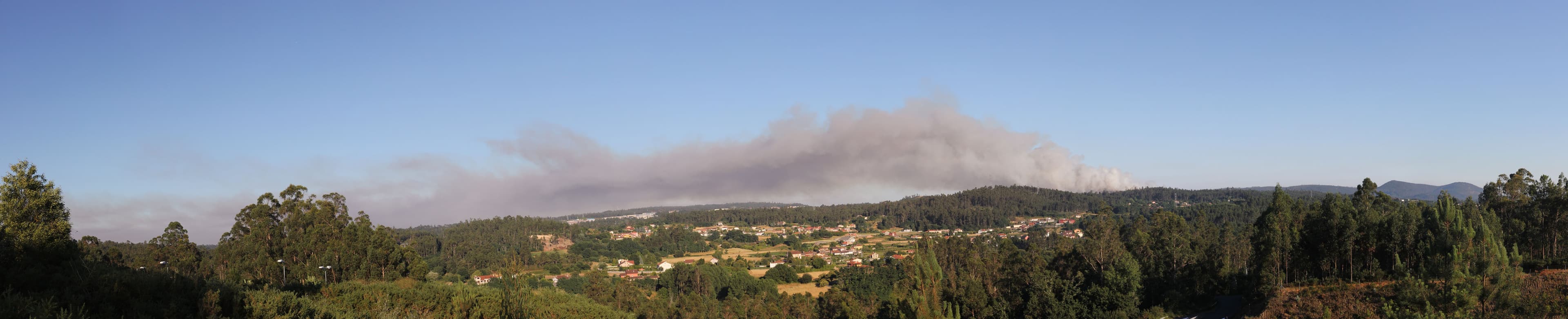 Un incendio forestal obliga a confinar a los vecinos de un municipio de Málaga y deja dos heridos