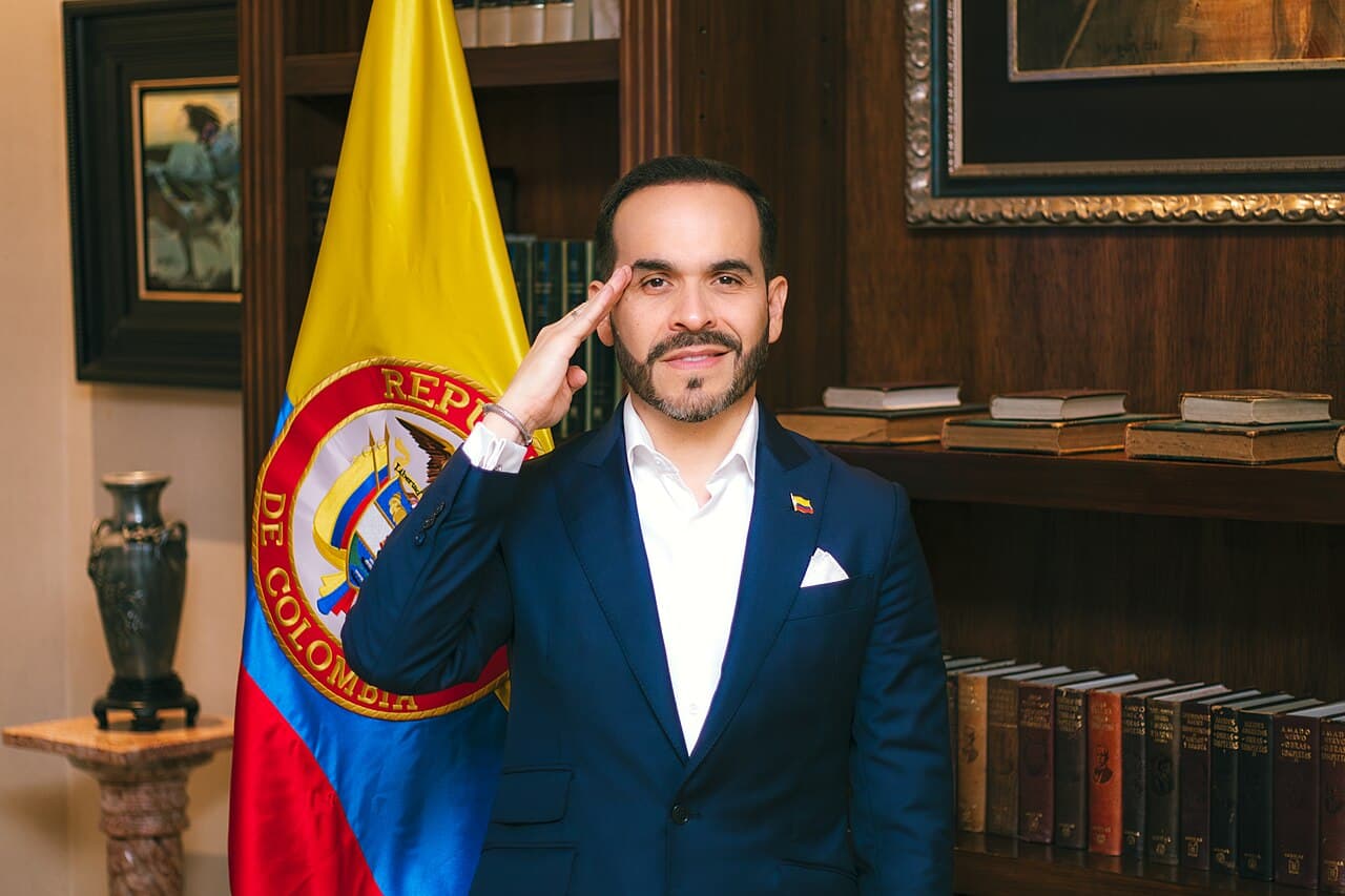 Un mes de gobierno de De la Espriella: gestos, símbolos y campaña permanente
