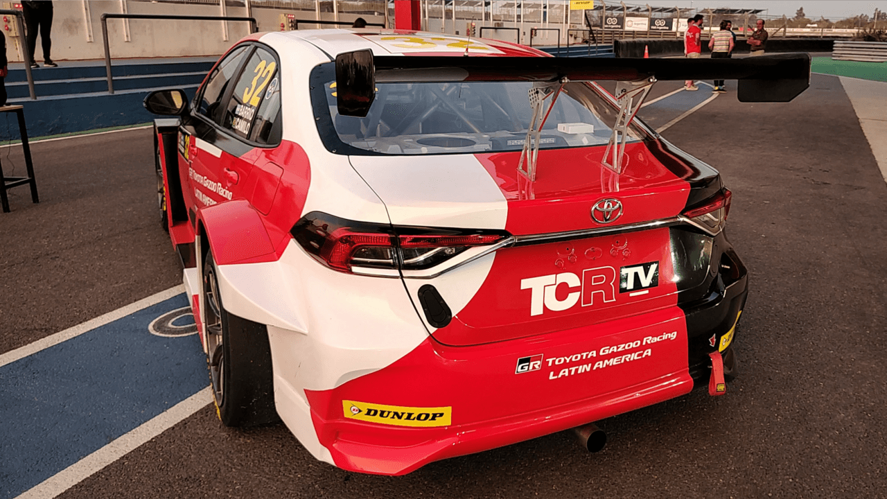 Un neumático suelto tras un choque en el TCR South America golpeó a un espectador