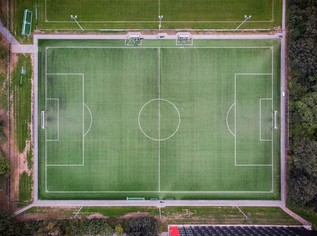 Un niño español de 10 años y 10 kilos enfrenta el fin de su sueño futbolístico por una enfermedad ultrarrara
