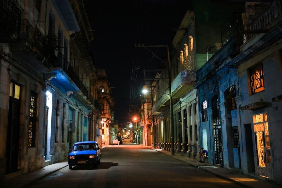 "Vivo entre velas y baldes de agua": la rutina diaria de un joven cubano en medio del colapso energético