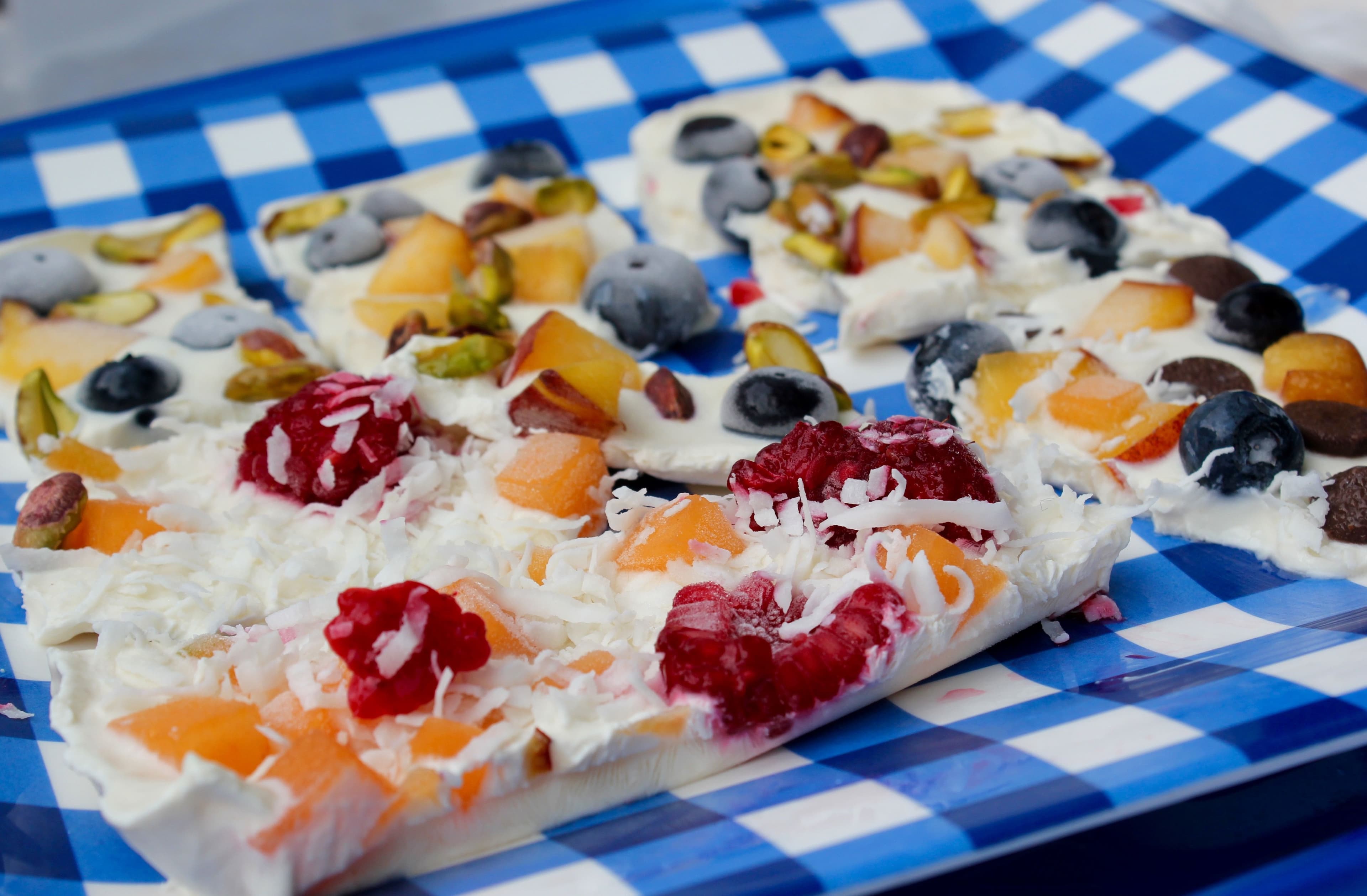Yogurt bark: la merienda helada y saludable que se prepara en minutos