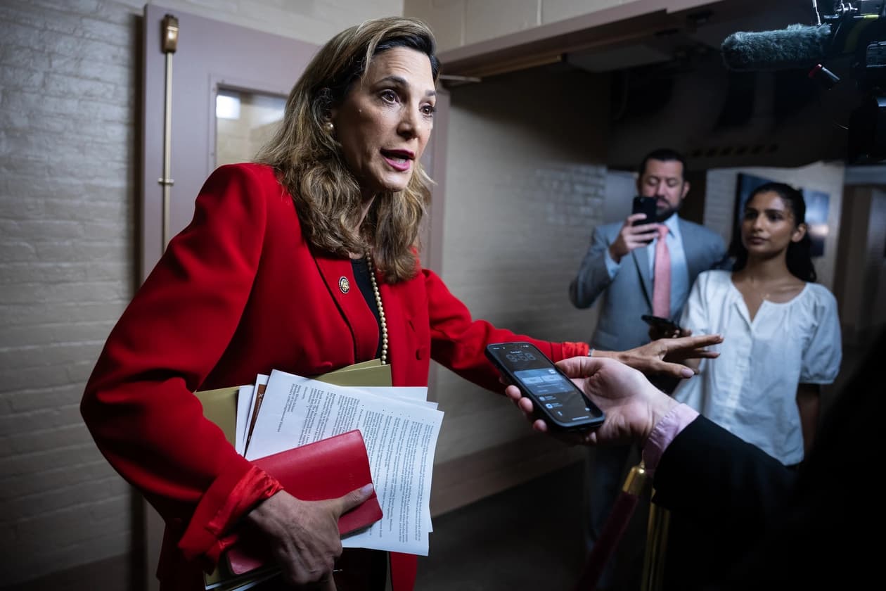 La representante Maria Elvira Salazar (republicana por Florida) habla con periodistas en el Capitolio de los Estados Unidos el 1 de septiembre de 2026. (Francis Chung/POLITICO) | AP